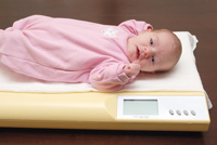 Gewichtskontrolle beim Baby während der Hausbesuche